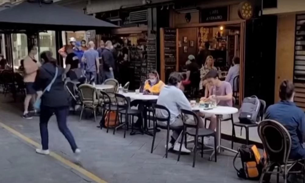 Αυστραλία: Τους άφησαν "λάσκα" χωρίς καραντίνα και σχημάτισαν ουρές έξω από παμπ